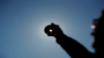 ظاهرة فلكية نادرة.. كسوفان شمسيان كليان يظهرا في دول محددة